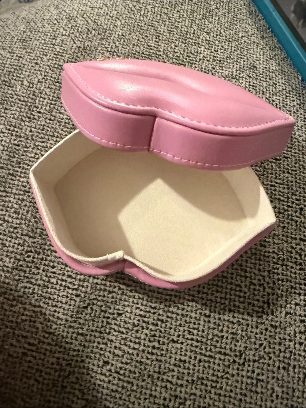 Kendra Scott Kiss-Shaped Pink Jewelry Box